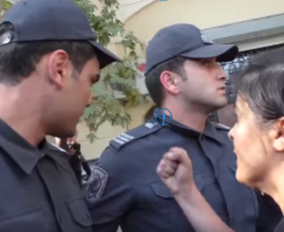 Aksiyada qadının hücumuna məruz qalan polis işdən çıxıb? - AÇIQLAMA
