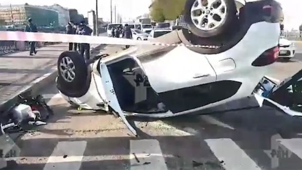 Dəhşətli qəzanın görüntüləri: Maşın piyadaların üstünə aşdı - VİDEO