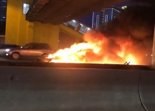 Мужчина заживо сгорел в автомобиле Tesla - ВИДЕО
