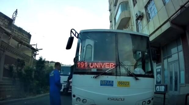 Bakıda avtobus sürücüləri qaydanı belə pozdu - qarşı yola keçib... - VİDEO