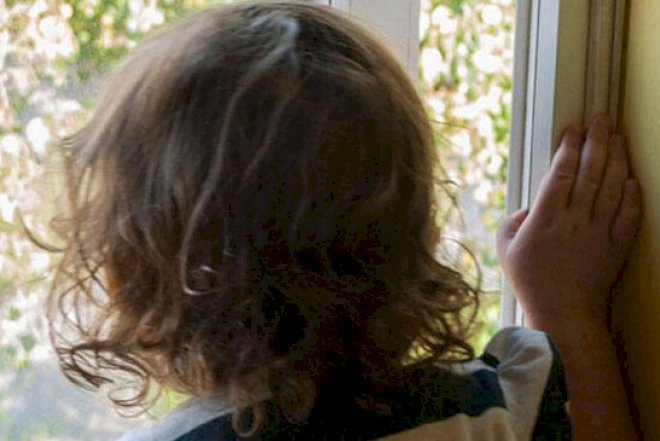 Qadın azyaşlı övladlarına bıçaqla xəsarət yetirdi