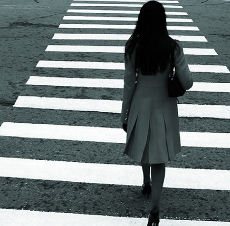 Bakıda avtomobil yolu keçən hamilə qadını vurub