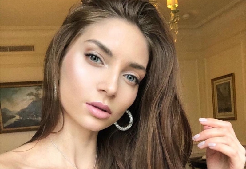 Həkim dodaqlarına silikon qoyduran müğənnini döydü — FOTO