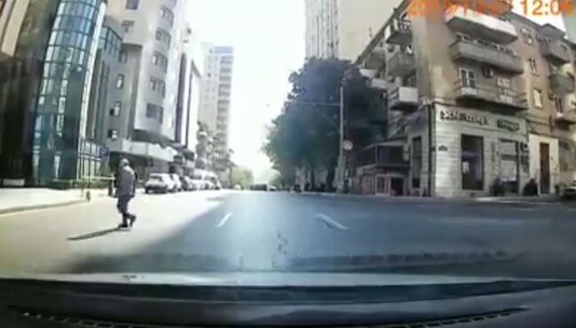 Bakıda pişikdən bəzi insanlara örnək olacaq hərəkət - VİDEO