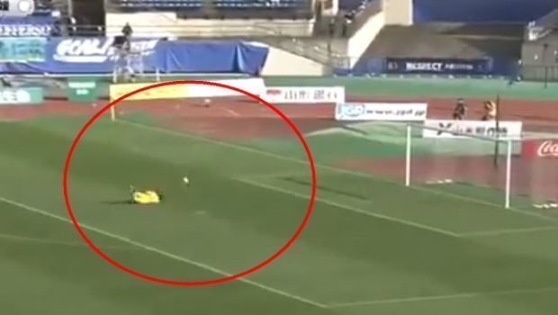 Футболисты дважды за полторы минуты забили со своей половины - ВИДЕО