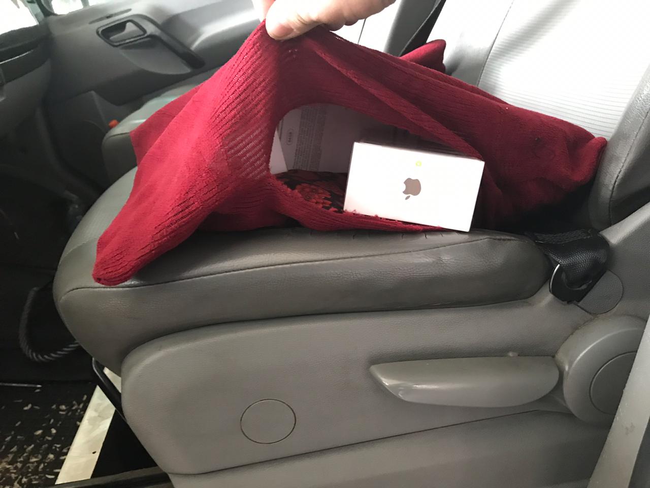 Döşəyin içərisində 6 ədəd mobil telefon aşkarlandı