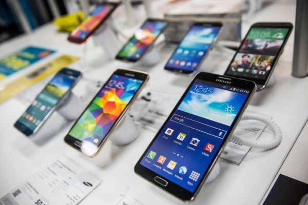 Tanınmış mağazadan qarət: Satıcı 2900 manatlıq telefon oğurladı