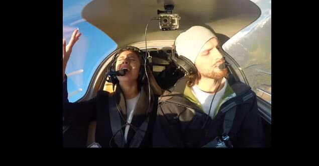 Oğlanın qıza təyyarədə evlilik təklifi şok etdi - 