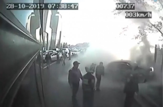 Avtomobil qəzaya düşüb yandı: Yol polisləri söndürdü - VİDEO