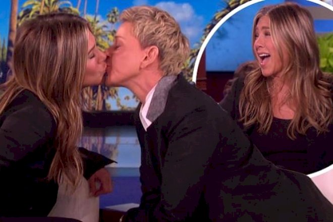 Cennifer qadın aparıcı ilə öpüşdü - Video