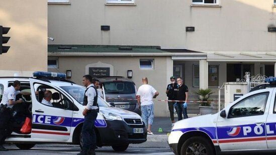 Во Франции в мечеть бросили 