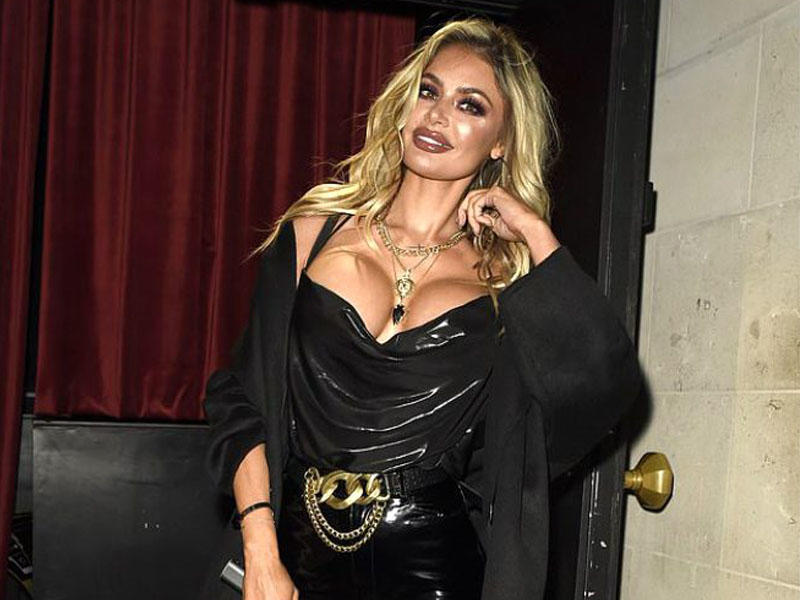 Libası Adilin sevgilisini pis vəziyyətdə qoydu - Sinəsi göründü - FOTO