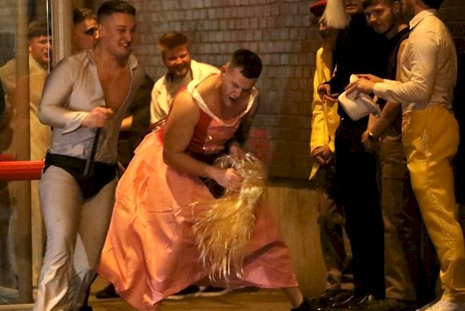 Cadugərlər bayramı erkən başladı, sərxoş tələbələr şəhəri bir-birinə qatdı - Fotolar