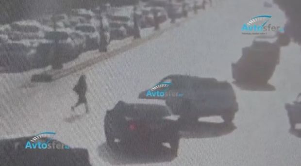 В Баку Opel проехал на красный и перевернулся - ВИДЕО