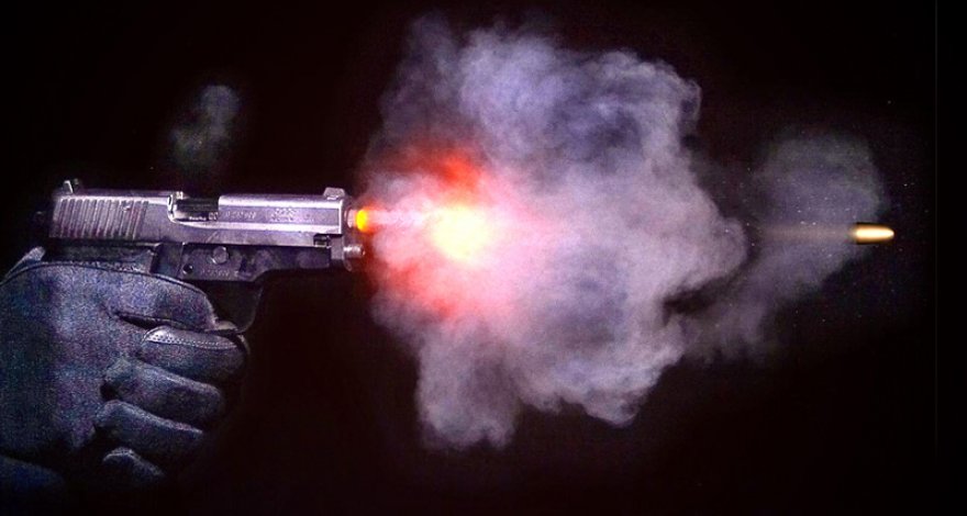 В Баку автомобиль попал под обстрел