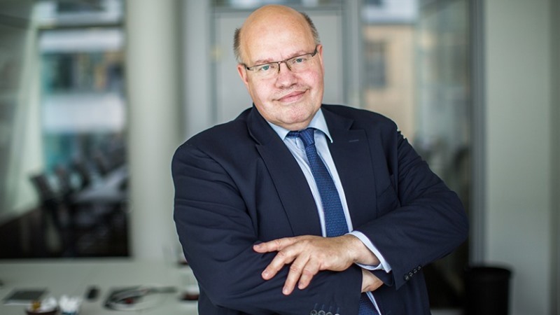 İqtisadiyyat naziri pilləkənlərdən yıxılıb huşunu itirdi (FOTO/VİDEO)