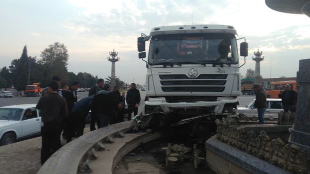 Gəncədə yük maşını fontana girdi – FOTO