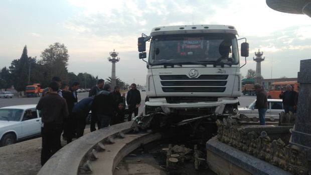 В Гяндже грузовик въехал в фонтан - ФОТО