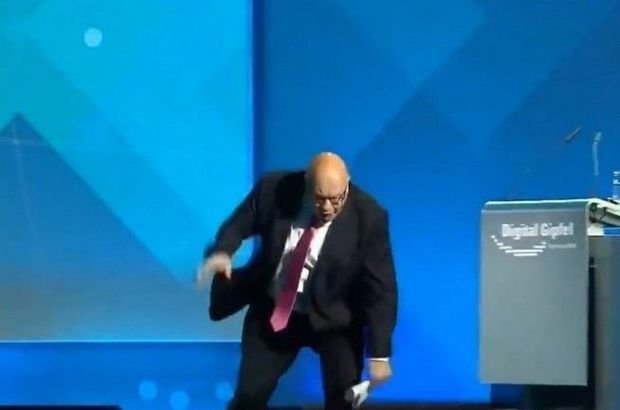 Немецкий министр упал с трибуны - ВИДЕО