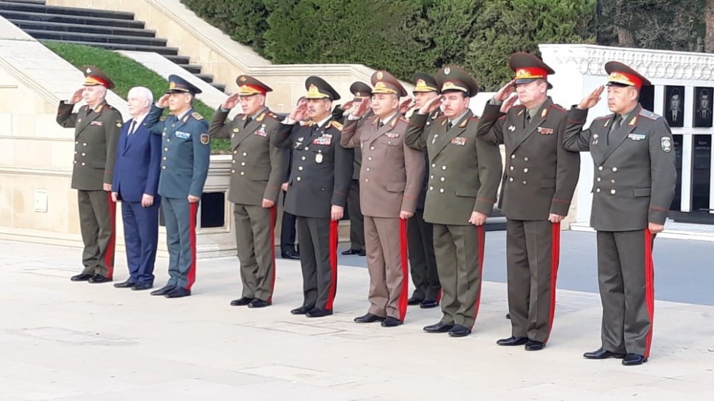MDB Müdafiə Nazirləri Şurasının iclasının iştirakçıları Şəhidlər xiyabanını ziyarət ediblər