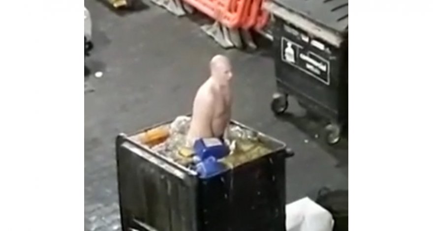 Офицер голышом окунулся в бак с навозом у Букингемского дворца – ВИДЕО