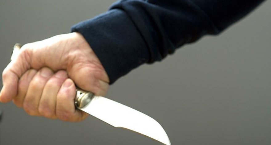В столице ранили ножом молодого мужчину
