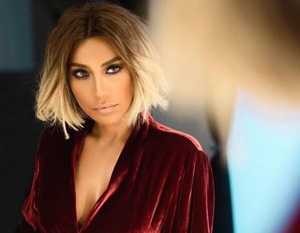 Xalq artisti Röya avtomobilin üstündə oynadı - FOTO