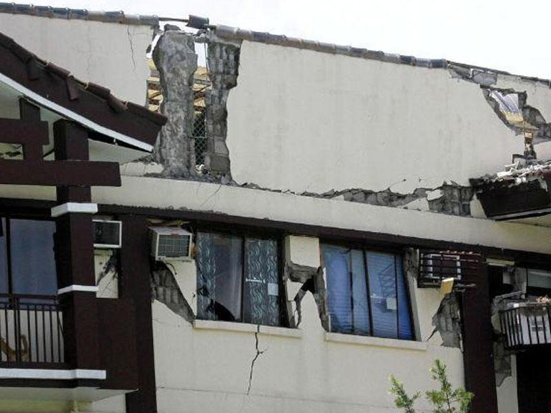 Filippində zəlzələ: prezidentin evində də çatlar yarandı