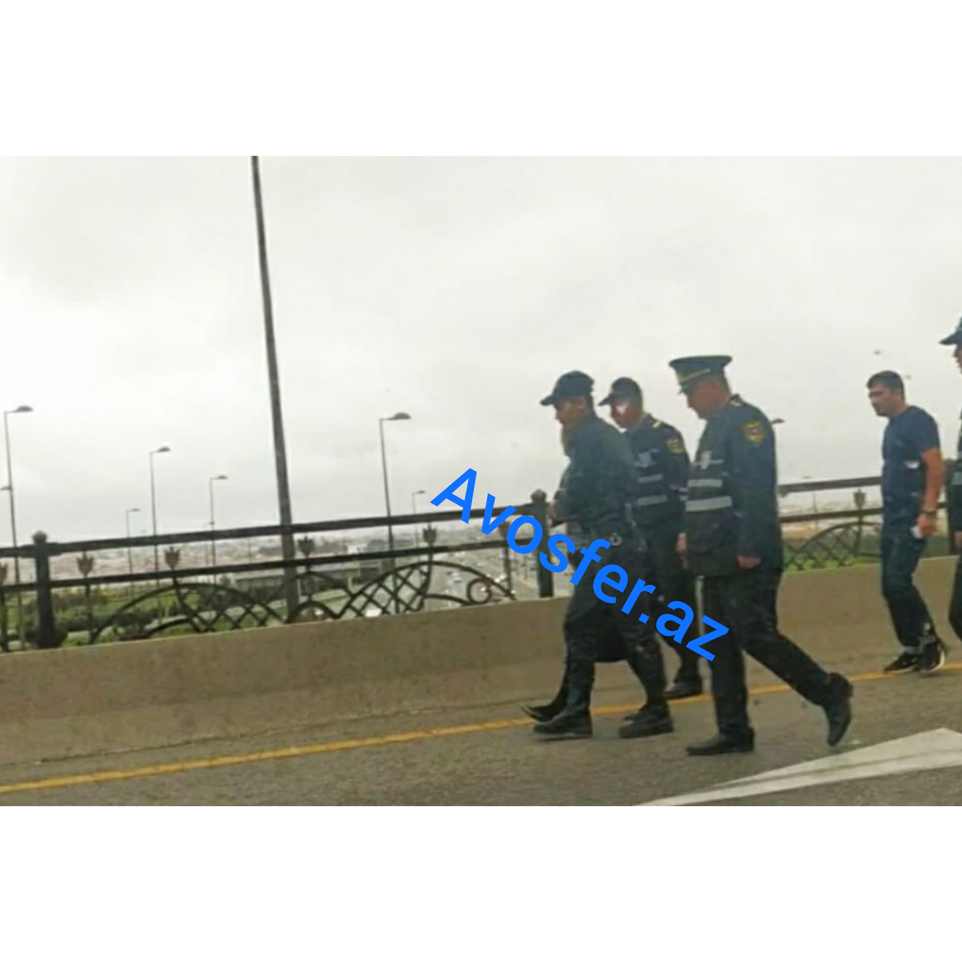 Polislər Bakıda intihar etmək istəyən qadını belə xilas etdi - VİDEO