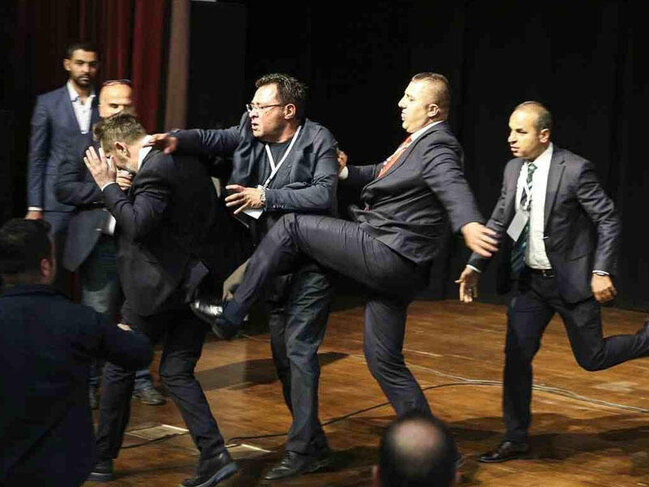 Türkiyə futbolunda biabırçı olay: klub nümayəndəsini iclas zamanı döydülər - VİDEO