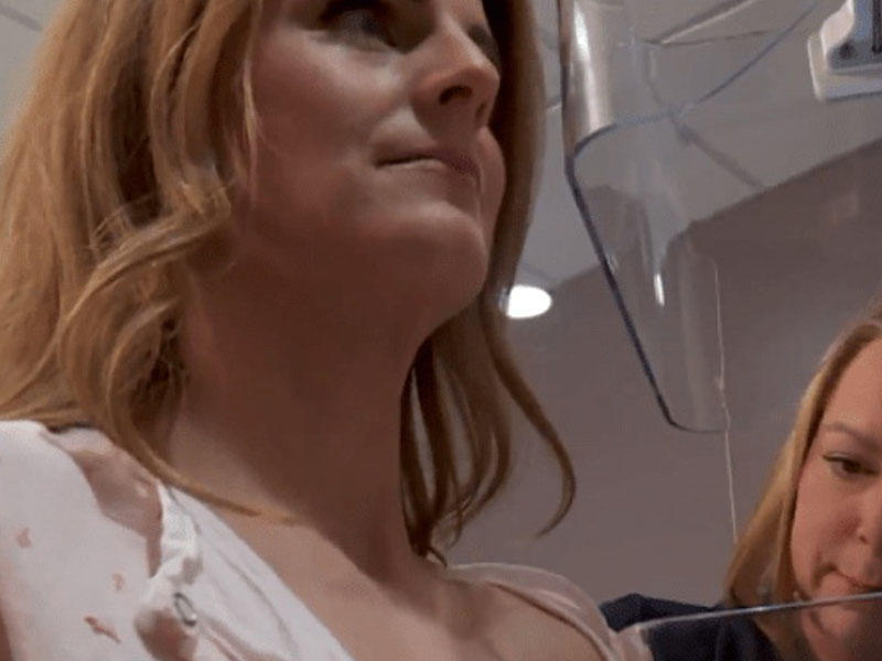 Aparıcı canlı yayımda sinə xərçəngi olduğunu öyrəndi, hönkürdü - VİDEO - FOTO