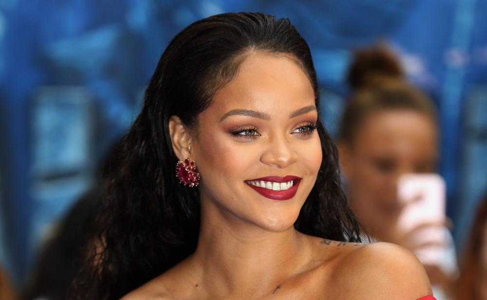 Rihannadan alt paltarında cəsur poz - FOTO