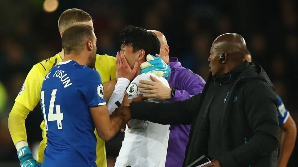 Rəqib futbolçunun ayağını qıran futbolçu göz yaşlarını saxlaya bilmədi - VİDEO