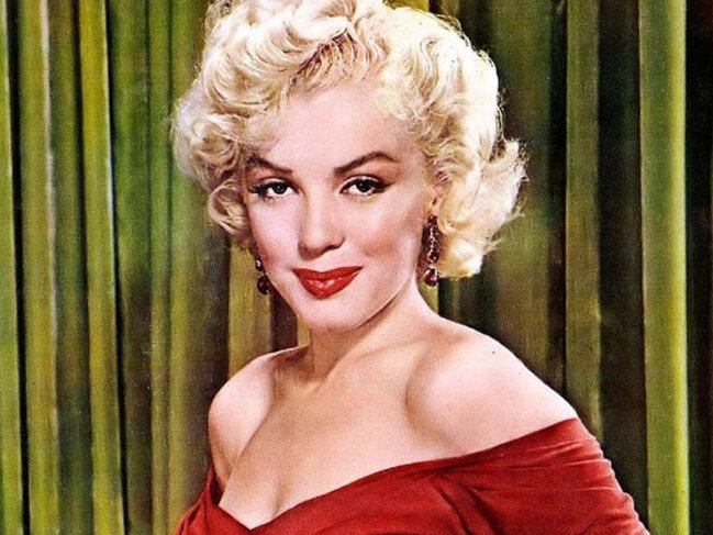 Monronun paltarı hərracda 280 minə satıldı