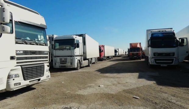 Azərbaycan gömrüyündə sıxlıq: yüzlərlə maşın sərhədi keçə bilmir - FOTO