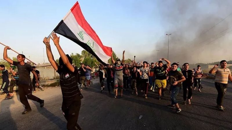 İraqda üç millət vəkilinin evinə od vuruldu