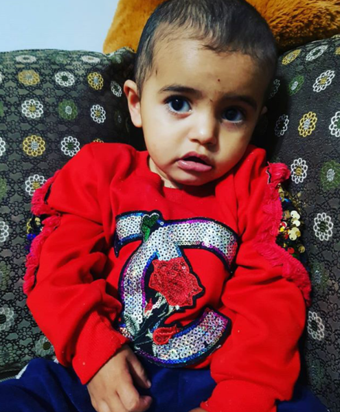 Azərbaycanda ana iki yaşlı qızını körpələr evinin önünə atıb qaçdı