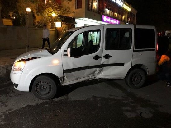 Yüksək sürət qəzaya səbəb oldu: yaralı var - FOTO/VİDEO