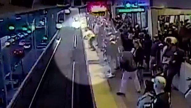 Sərxoş sərnişin metroda relslərin üstünə yıxıldı - VİDEO