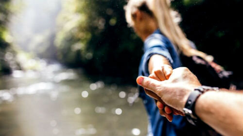 Qız sevgilisinin gözü önündə qayadan yıxıldı - FOTO