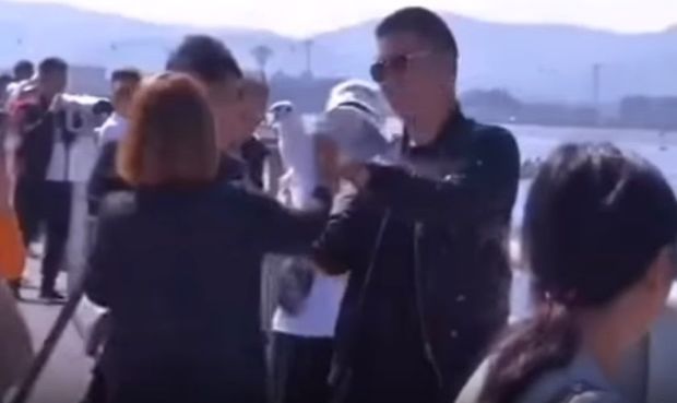 Çində turistlər qağayını zorla yedizdirdilər – VİDEO