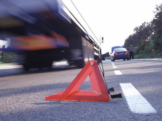 Bakıda kişi avtomobillə vurduğu qadını öz qohumunun evinə apardı - Piyada evdə öldü