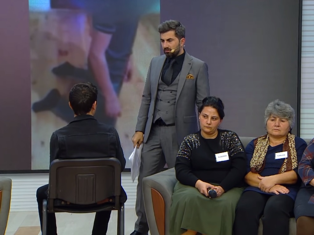 Diz çökdürülüb təhqir olunan 16 yaşlı oğlan görün kim imiş - VİDEO