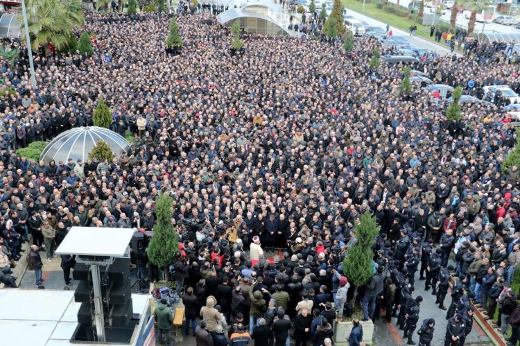 SON DƏQİQƏ: Məşhur gənc aktyor VƏFAT ETDİ - Evinin qarşısında izdihamdır / FOTOLAR
