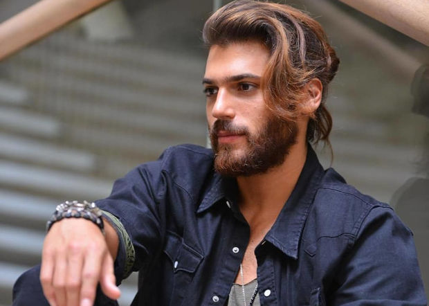 Aktyor qadının öpüş təklifini rədd etdi - Özünü dənizə atdı