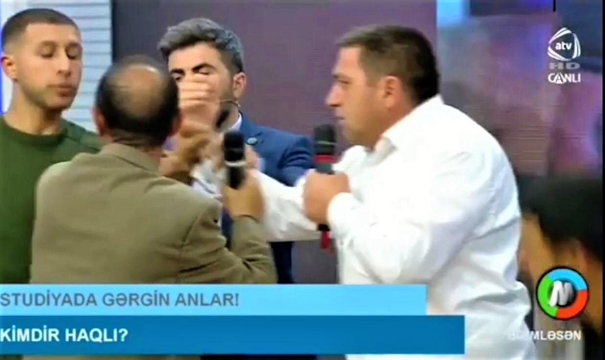 Canlı efirdə gərgin anlar - diz çökdürdüyü oğlanın atası ilə əlbəyaxa oldu - VİDEO