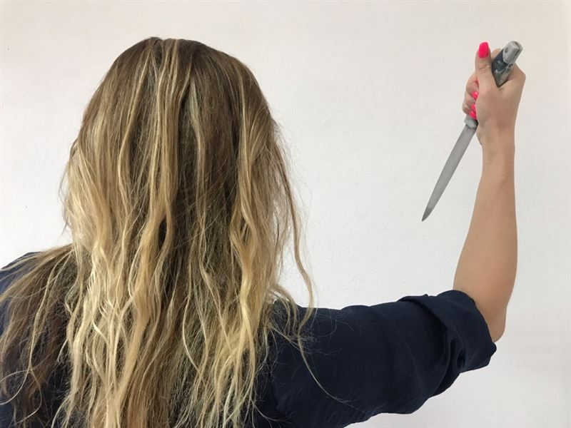 Bakıda qız oğlanlarla cinsi əlaqə təklif edən rəfiqəsini öldürdü - TƏFƏRRÜAT