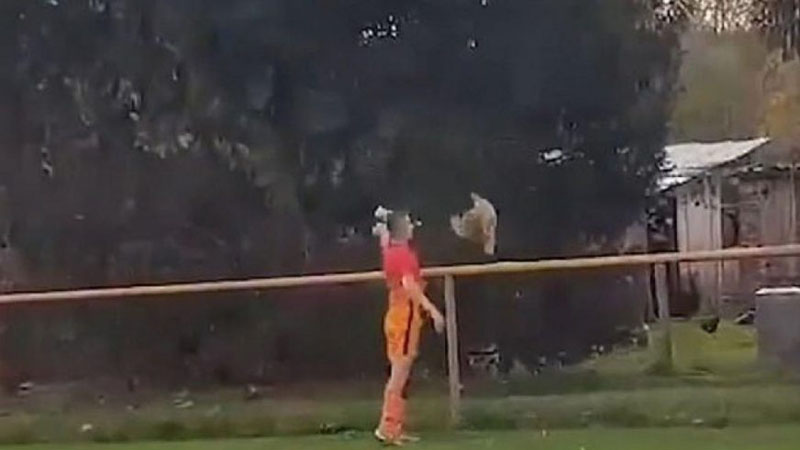 Futbol meydanında insanlığa yaraşmayan hərəkət - VİDEO