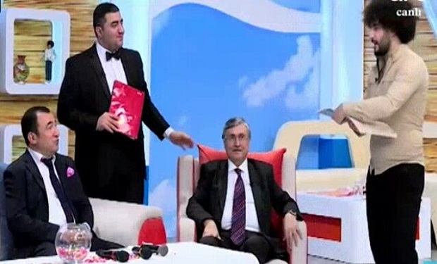 Canlı yayımda əməkdar artisti məsxərəyə qoydular — VİDEO