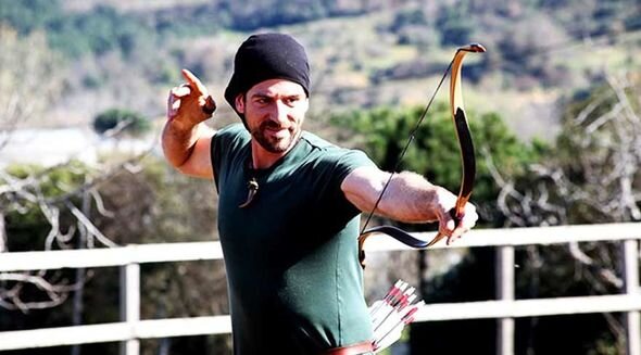 Tanınmış aktyor çəkiclə evə basqın etdi